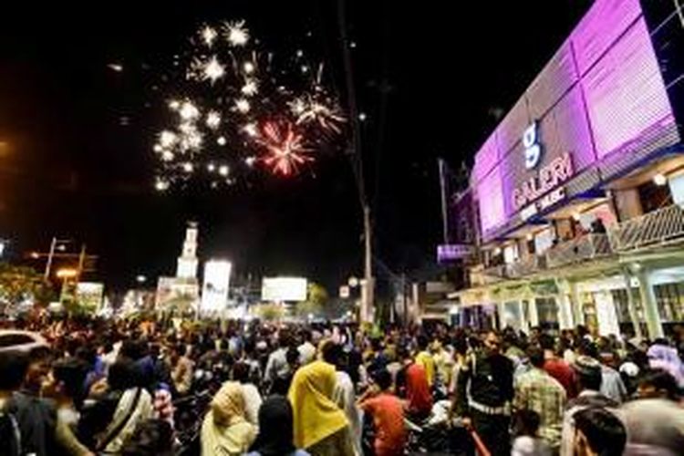 Pesta kembang api memeriahkan malam 1 Syawal Idul Fitri 1436 Hijriah di bundaran Simpang Lima, Kota Banda Aceh, Kamis (16/7/2015).  