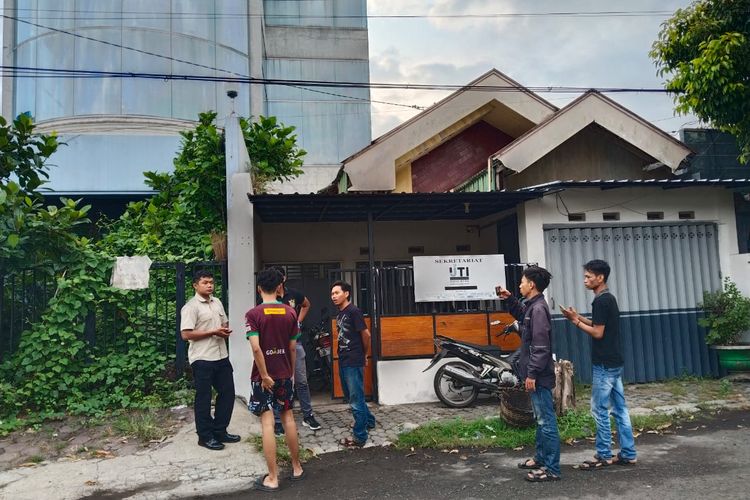 Polisi olah TKP pencurian motor di Kantor IJTI Lumajang, Senin (29/9/2025).