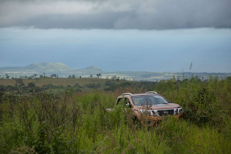 Mobil Nissan All-New NP300 Navara melewati medan off road di Gunung Tambora, Dompu, Nusa Tenggara Barat, Sabtu (21/3/2015). Nissan All-New Navara punya spesifikasi standar, mesin diesel YD25DDTi berkapasitas 2.488 cc. KOMPAS IMAGES/KRISTIANTO PURNOMO
