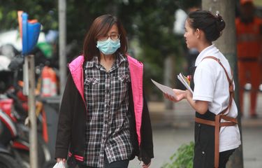 Seorang perempuan mengenakan masker pelindung berjalan melewati sebuah pusat perbelanjaan di Jakarta, Indonesia, 05 Maret 2020. Pemerintah Indonesia telah mengkonfirmasi dua kasus Covid-19 pada Jumat. Sehingga total ada 4 pasien positif. EPA-EFE/ADI WEDA