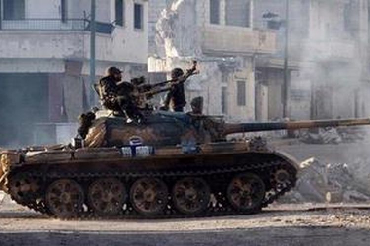 Sebuah tank milik militer Suriah, berpatroli di jalanan kota Qusayr setelah berhasil menguasai kota itu. Sementara di lokasi lain, pasukan pemberontak menguasai sebuah pintu perbatasan antara Suriah dan Israel di dataran tinggi Golan.