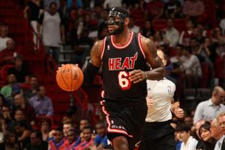 Pebasket Miami Heat LeBron James membawa bola saat timnya bertemu New York Knicks di American Airlines Arena, Miami, Kamis (27/2/2014). Heat menang 108-82.
