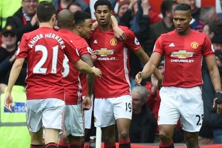 Penyerang Manchester United, Marcus Rashford (kedua dari kanan), dikelilingi rekan setimnya setelah menjebol gawang Chelsea dalam partai Premier League di Old Trafford, Manchester, 16 April 2017.