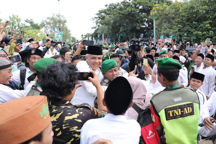 Gubernur Jawa Tengah (Jateng) Ganjar Pranowo menghadiri acara puncak Seabad Nahdlatul Ulama (NU) di Stadion Gelora Delta, Sidoarjo, Jawa Timur (Jatim), Selasa (7/2/2023).