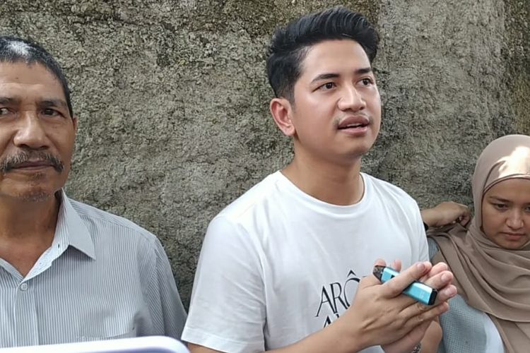 Artis Zikri Daulay bersama kakaknya, Hamimi Daulay, serta ayah mereka saat ditemui di kawasan Jagakarsa, Jakarta Selatan pada Selasa (28/2/2023).
