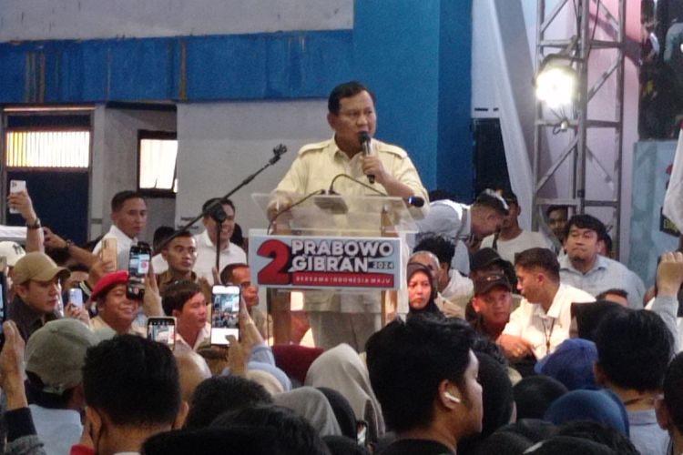 Capres nomor urut 1 Prabowo Subianto menghadiri kampanye di Banjarbaru, Kalsel yang dihadiri ribuan pendukung, Sabtu (20/1/2024).