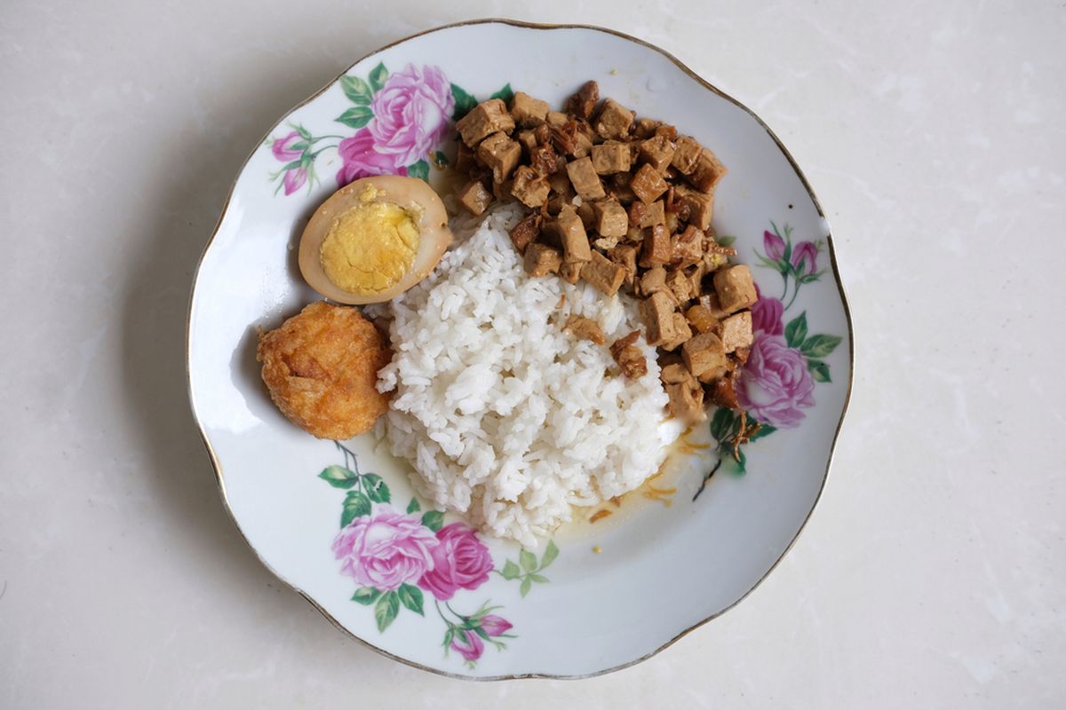 Ilustrasi nasi bakmoy ayam jamur untuk menu makan siang.