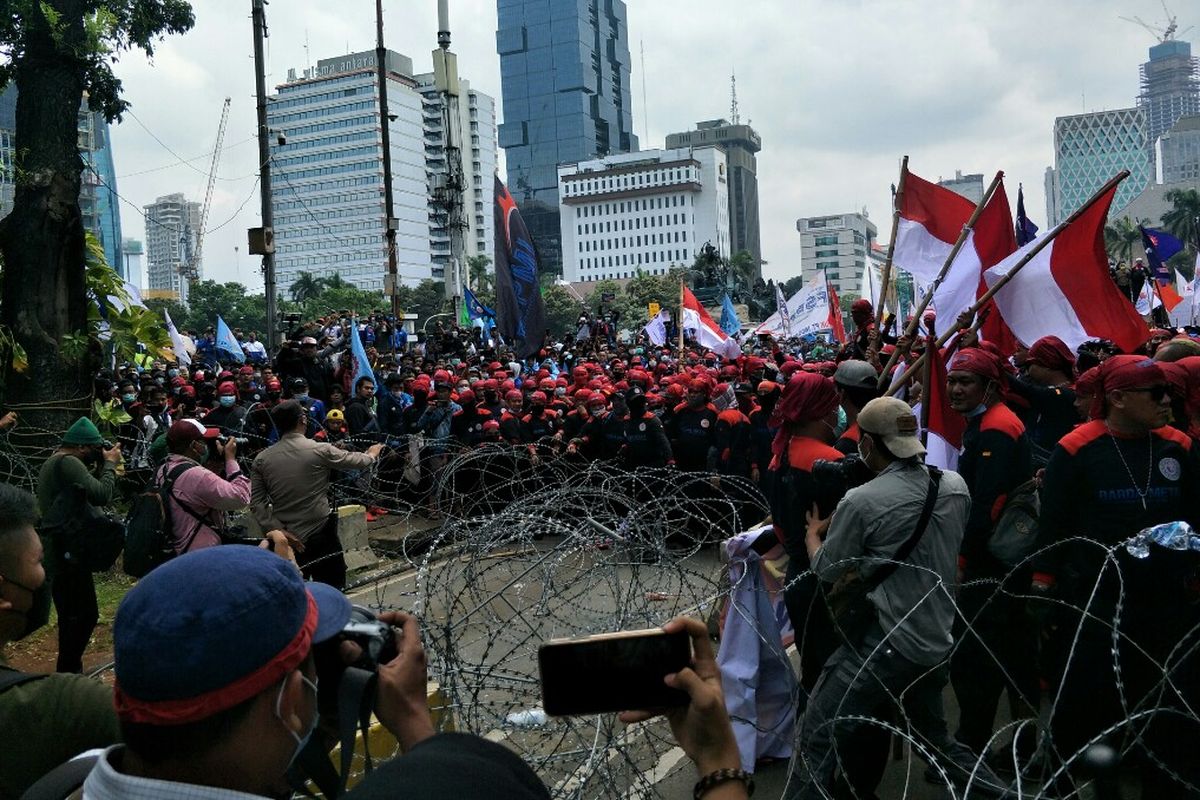 Aksi unjuk rasa menuntut kenaikkan UMP yang digelar oleh buruh di sekitaran Monas dan Jalan Medan Merdeka Barat, Jakarta Pusat, Rabu (8/12/2021) ricuh. 