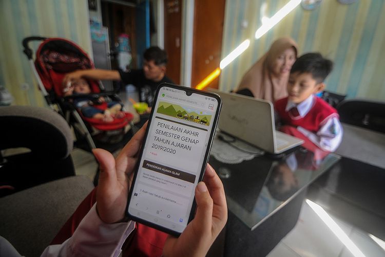 Murid SD Bakti Nusantara mengerjakan Ujian Akhir Semester (UAS) Genap secara daring di kediamannya di Cinunuk, Kabupaten Bandung, Jawa Barat, Senin (8/6/2020). Kementerian Pendidikan dan Kebudayan mewajibkan kegiatan belajar mengajar serta ujian dilakukan secara daring oleh peserta didik hingga pandemi COVID-19 terkendali.