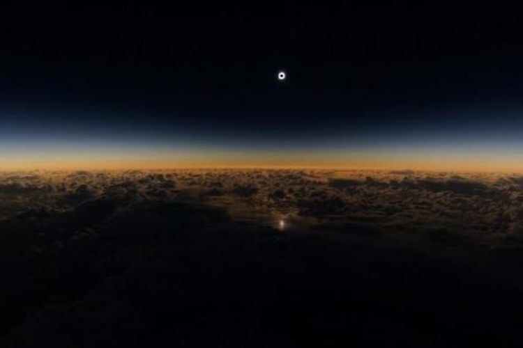 Gerhana matahari total dilihat dari pesawat Alaska Airlines.
