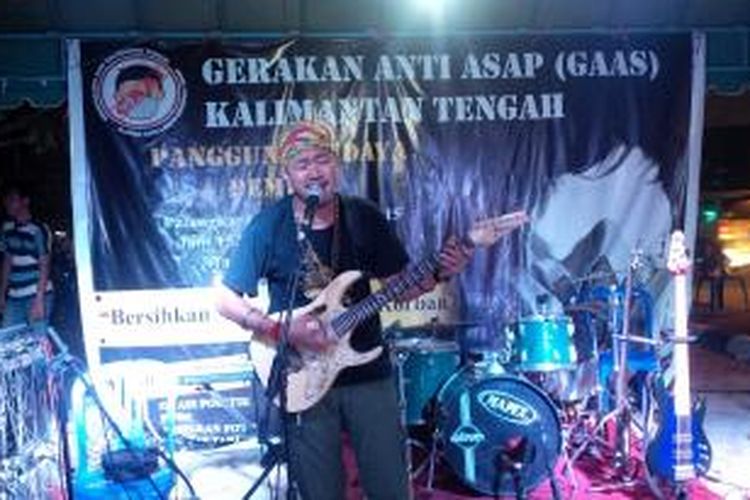 Salah satu pertunjukan musik dalam aksi penggalangan dana yang diselenggarakan Gerakan Anti Asap Kalimantan Tengah di perempatan lampu merah Jalan Yos Sudarso, Palangkaraya (28/10/2015)