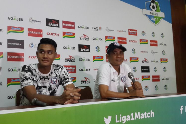 Pelatih Arema FC, Joko Susilo (kanan) saat konferensi pers setelah menang atas Persipura Jayapura dalam laga pekan ke-6 Liga 1 di Stadion Kanjuruhan, Kabupaten Malang, Jumat (27/4/2018)