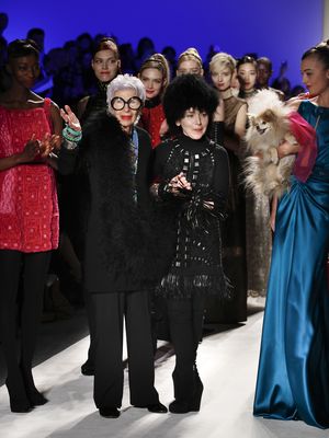 Iris Apfel di atas runway Fashion Week di Lincoln Center, Manhattan, New York City, (15/02/2012).