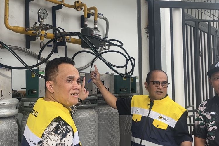 Kepala Badan BPH Migas, Wahyudi Anas (tengah) dan pemilik Restoran Kabuli Saudi saat meninjau instalasi CNG dari PT Perusahaan Gas Negara atau PT PGN Tbk di rumah makan tersebut di Medan, Sumatra Utara, Jumat (13/2/2026).