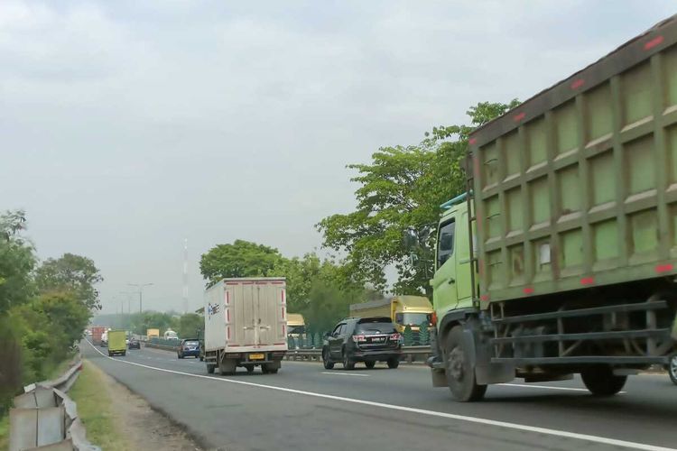 Kendaraan angkutan barang melintas di jalan tol Tangerang-Merak. Kamis (14/3/2024). Namun, selama arus mudik kendaraan itu akan dibatasi baik di jalan maupun penyebrangan oleh pemerintah.