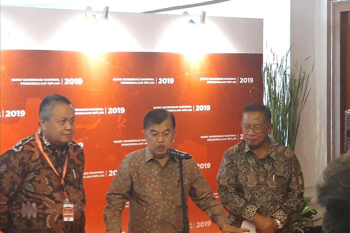 Gubernur Bank Indonesia (BI) Perry Warjiyo, Wakil Presiden Jusuf Kalla, dan Menteri Koordinator Perekonomian Darmin Nasution di Jakarta, Kamis (25/7/2019).