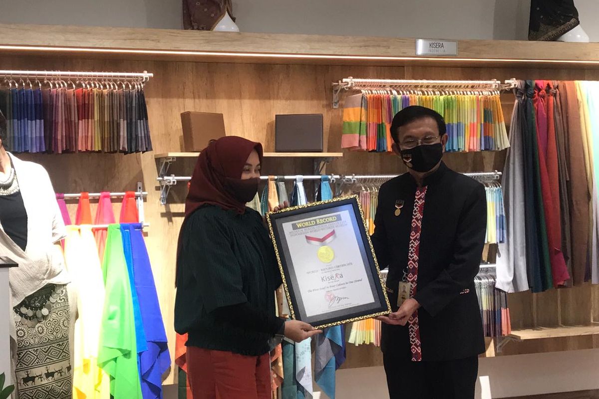 Kisera meraih dua sertifikat untuk hijab travelernya. Yakni kerudung empat warna pertama di Indonesia serta kerudung dengan varian warna terbanyak. 