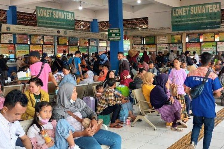 Penumpang bus AKAP yang menanti keberangkatan di Terminal Kampung Rambutan, Ciracas, Jakarta Timur, Kamis (20/4/2023).