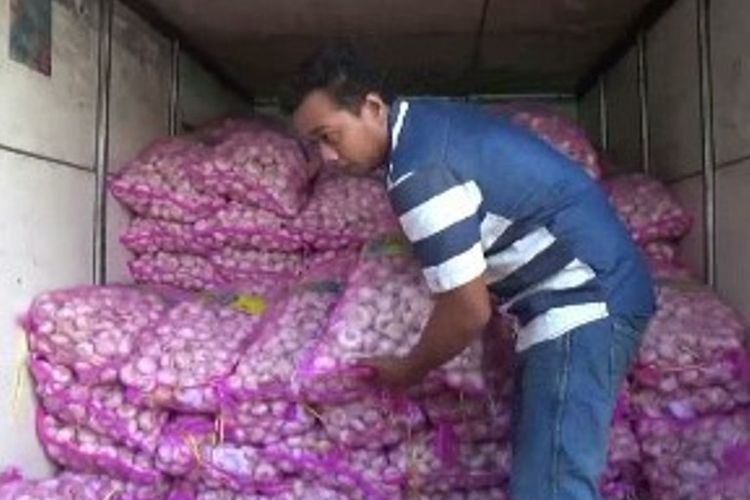 Operasi Pasar Bawang Putih Murah di Polman Diborong Pedagang