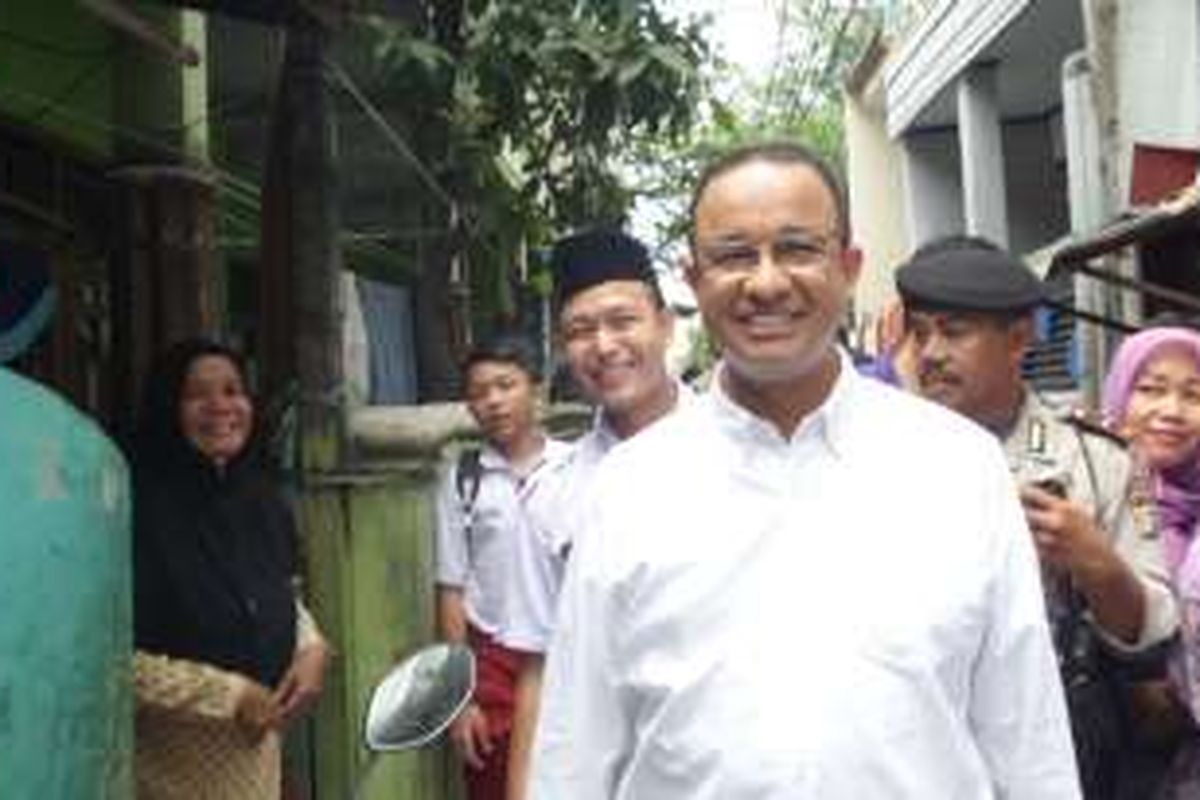 Calon gubernur DKI Jakarta nomor pemilihan tiga, Anies Baswedan, menyapa warga saat berkunjung ke Kelurahan Rawa Badak Utara, Kecamatan Koja, Jakarta Utara, Selasa (8/11/2016).