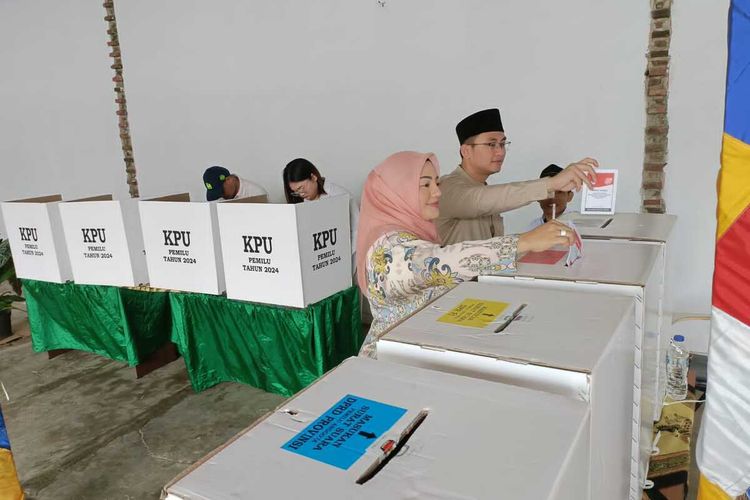 PEMILIHAN: Keluarga eks Gubernur Banten Ratu Atut Chosiyah saat mencoblos. Atut masuk daftar pemilih tetap (DPT) di Tempat Pemungutan Suara (TPS) 14, Kelurahan Cipocok Jaya, Kecamatan Cipocok Jaya, Kota Serang.