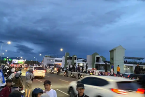 Persib Kalahkan Persija, Bobotoh Padati Jembatan Pasopati: Persib Juara