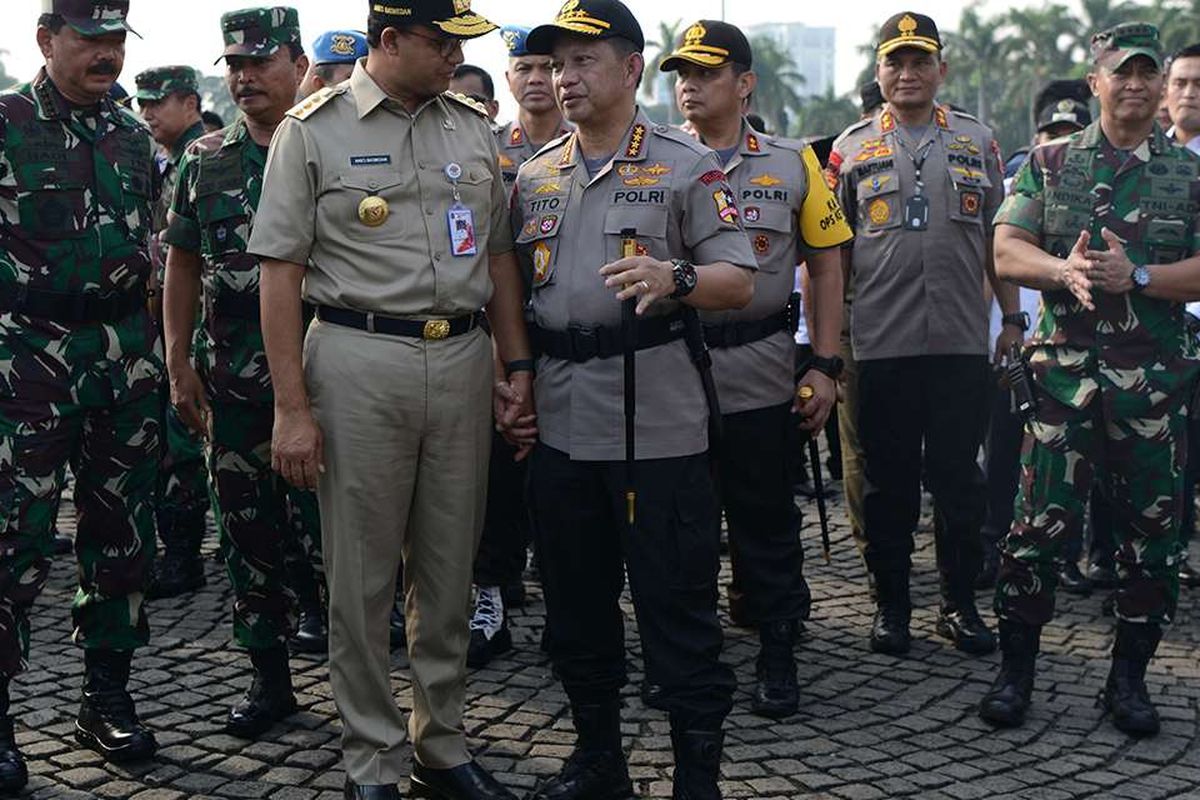 Kapolri Jenderal Pol Tito Karnavian (keempat kiri) berbincang dengan Gubernur DKI Jakarta Anies Baswedan (ketiga kiri) sementara Panglima TNI Marsekal TNI Hadi Tjahjanto (kiri) berbincang dengan KASAL Laksamana TNI Siwi Sukma Adji (kedua kiri) dan KASAD Jenderal TNI Andika Perkasa (kanan) usai mengikuti Apel Konsolidasi Operasi Ketupat Jaya 2019 dan Kesiapan PAM Perselisihan Hasil Pemilihan Umum (PHPU) Mahkamah Konstitusi (MK) di Lapangan Monas, Jakarta, Kamis (13/6/2019). Apel yang diikuti oleh prajurit TNI, Polri, Satpol PP, Dinas Perhubungan dan Pemadam Kebakaran tersebut untuk memastikan kesiapan personel dalam pengamanan sidang PHPU di MK.