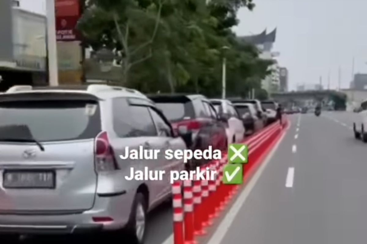 Akun Instagram @streetmannersindonesia mengunggah sebuah video yang menunjukkan jalur sepeda permanen di Jalan Salemba Raya, Jakarta Pusat, dibuat parkir mobil. Kepala Dishub DKI Syafrin Liputo mengatakan, pihaknya sedang berkoordinasi dengan jajaran Kepolisian Daerah Metro Jaya terkait pengawasan tersebut. 