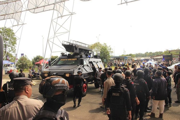 Kendaraan taktis (rantis) yang membawa pemain Persija Jakarta tiba di Stadion Gelora Bandung Lautan Api (GBLA), Rabu (11/1/2023). Persija akan melawan Persib Bandung dalam laga tunda Liga 1 2022-23.