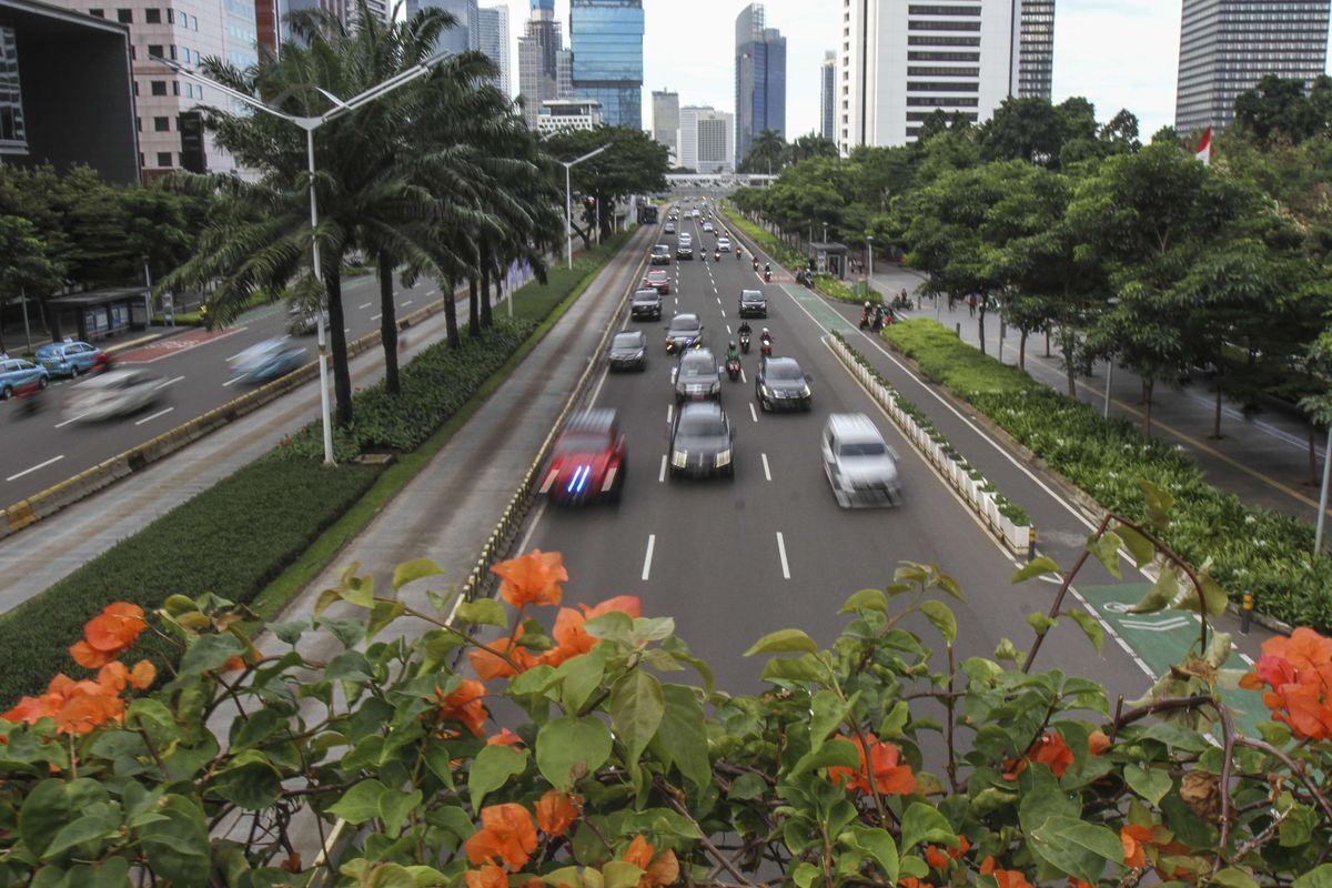 Sejumlah kendaraan melintas di Jalan Jenderal Sudirman, Jakarta, Senin (14/2/2022). Berdasarkan data yang dirilis lembaga pemeringkat kemacetan kota dunia Tomtom International BV mengatakan indeks kemacetan 2021 menempatkan Jakarta pada peringkat 46 atau mengalami penurunan dibandingkan tahun sebelumnya yang menempati peringkat 31.