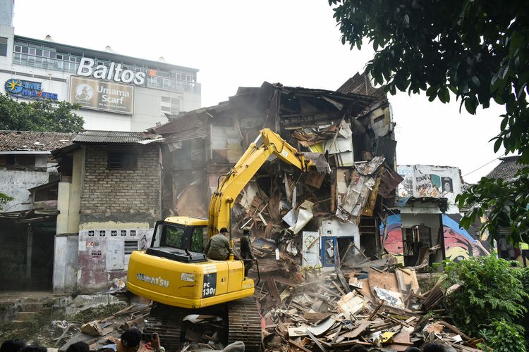 Tampak alat berat tengah merubuhkan rumah di kawasa RW 11 Tamansari Kota Bandung, Kamis (12/12/2019). Rencananya kawasan itu akan dijadikan rumah deret oleh Pemerintah Kota Bandung.