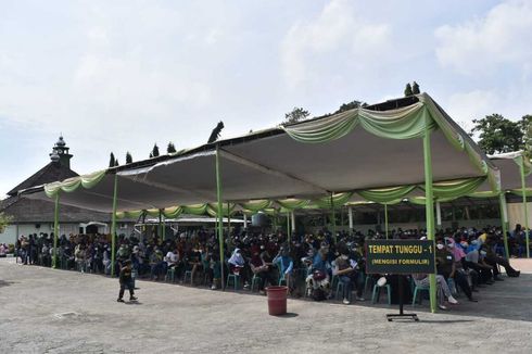 Antusiasme Warga Ikuti Vaksinasi Covid-19 di Kodim Tuban, Rela Antre Sejak Subuh