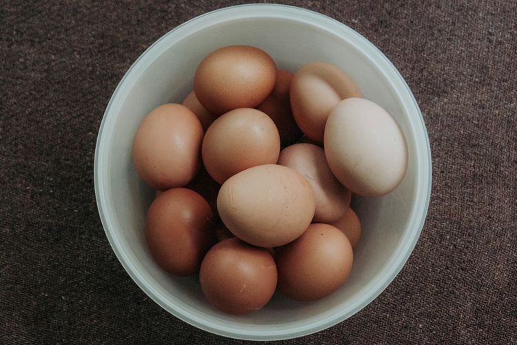 Telur Warna Cokelat vs Telur Putih, Benarkah Kandungan Gizinya Berbeda?