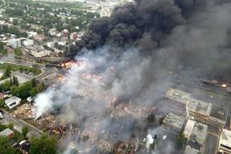 Sebuah foto udara memperlihatkan asap hitam mengepul dari lokasi meledaknya rangkaian kereta api pembawa BBM di kota kecil Lac-Megantic, Quebec, Kanada.