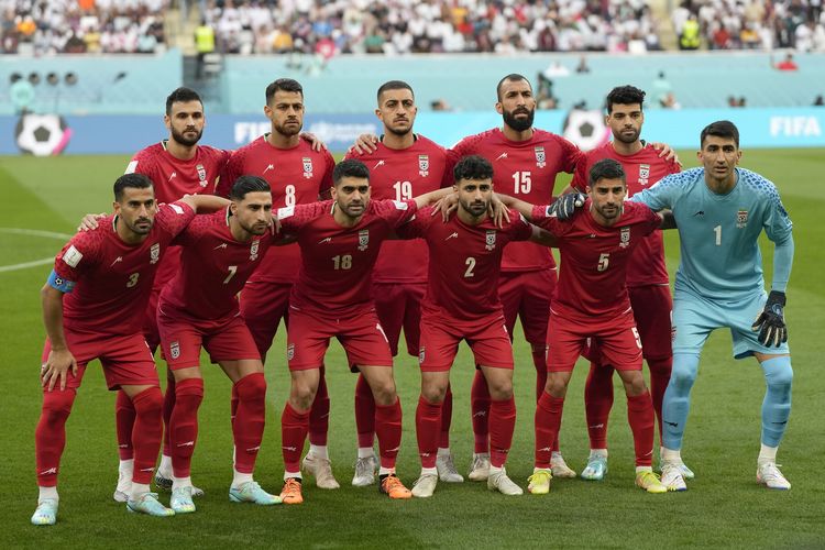 Pemain timnas Iran berfoto jelang pertandingan Grup B Piala Dunia 2022 melawan Inggris di Stadion Internasional Khalifa, Doha, Qatar, Senin (21/11/2022).