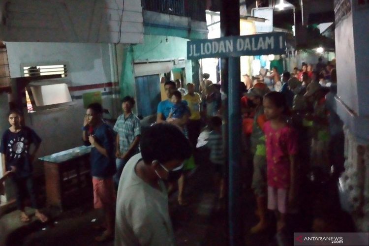 Warga antisipasi kedatangan banjir rob di permukiman RW 08 Kelurahan Ancol, Pademangan, Jakarta Utara, Jumat (5/6/2020) malam. 