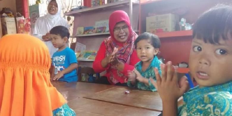 Kegiatan yang ada di Pos Paud Desa Pandes. Tempat ini menjadi satu dengan balai desa dan Baby Cafe, yang tujuannya membuat tumbuh kembang bayi menjadi terhindar dari stunting. Selasa (16/2/2016). 