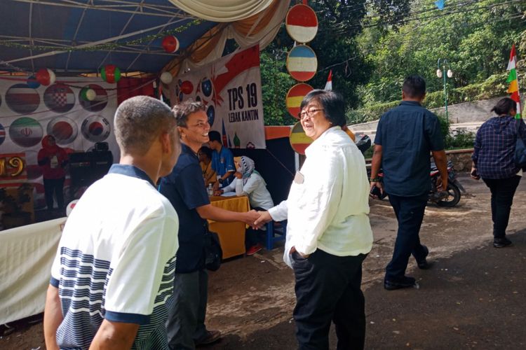 Menteri LHK Siti Nurbaya Bakar melakukan kunjungan ke TPS 19 Kelurahan Sempur, Bogor, saat Pilkada 2018, Rabu (27/6/2018)