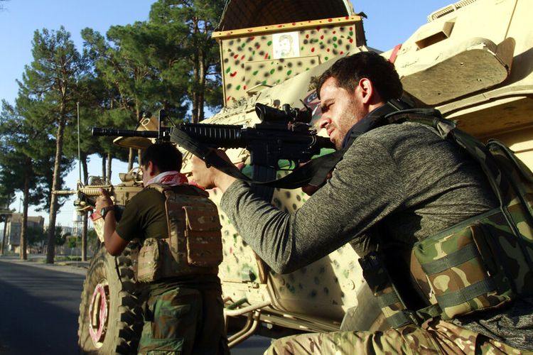 Personel keamanan Afghanistan mengambil posisi selama pertempuran antara Taliban dan pasukan keamanan Afghanistan di provinsi Herat, barat Kabul, Afghanistan, Selasa, 3 Agustus 2021.