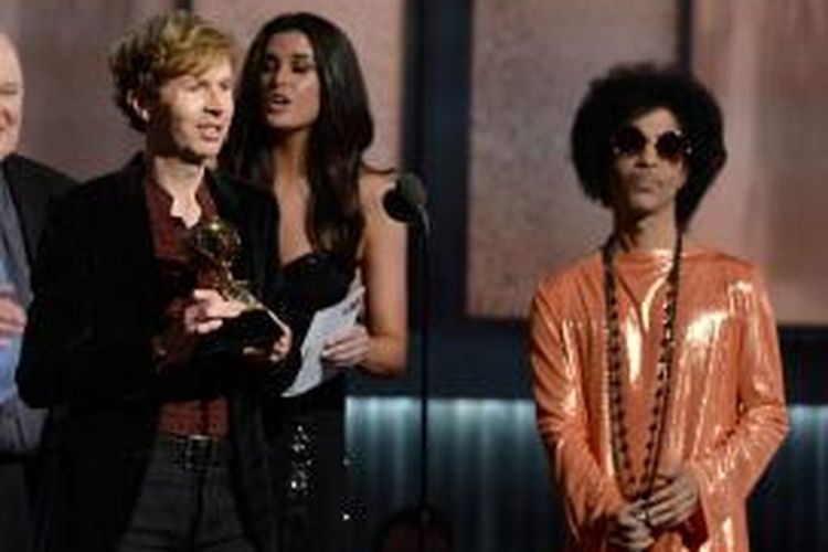 Beck (kiri) menerima tropi Album of The Year untuk album Morning Phase-nya dari Prince (kanan) di panggung Grammy Awards 2015 atau yang ke-57 di Staples Center, Los Angeles, California, AS, Minggu (8/2/2015) malam waktu setempat atau Senin (9/2/2015) pagi WIB. 