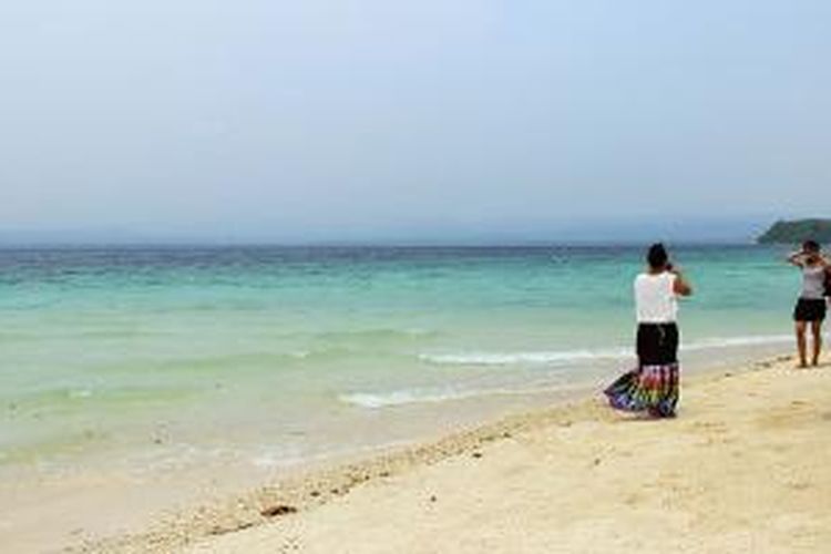 Pengunjung berfoto di Pantai Bambaramo di Desa Sabang, Kecamatan Dampelas, Kabupaten Donggala, Sulawesi Tengah, Minggu (27/9/2015).  Pantai ini berpasir putihdan air lautnya jernih.