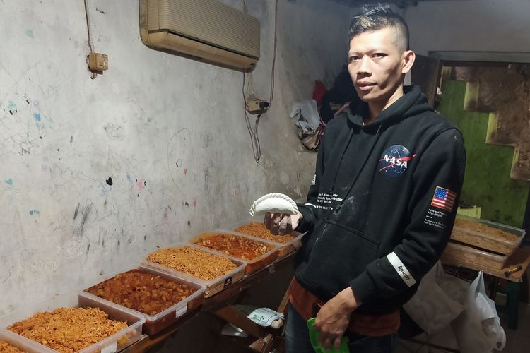 Beben Eka Sapari (38), penjual cireng isi yang sedang viral di media sosial. Omzet penjualan cireng isinya sempat tembus ke angka Rp.15.000.000 per hari selama satu minggu.