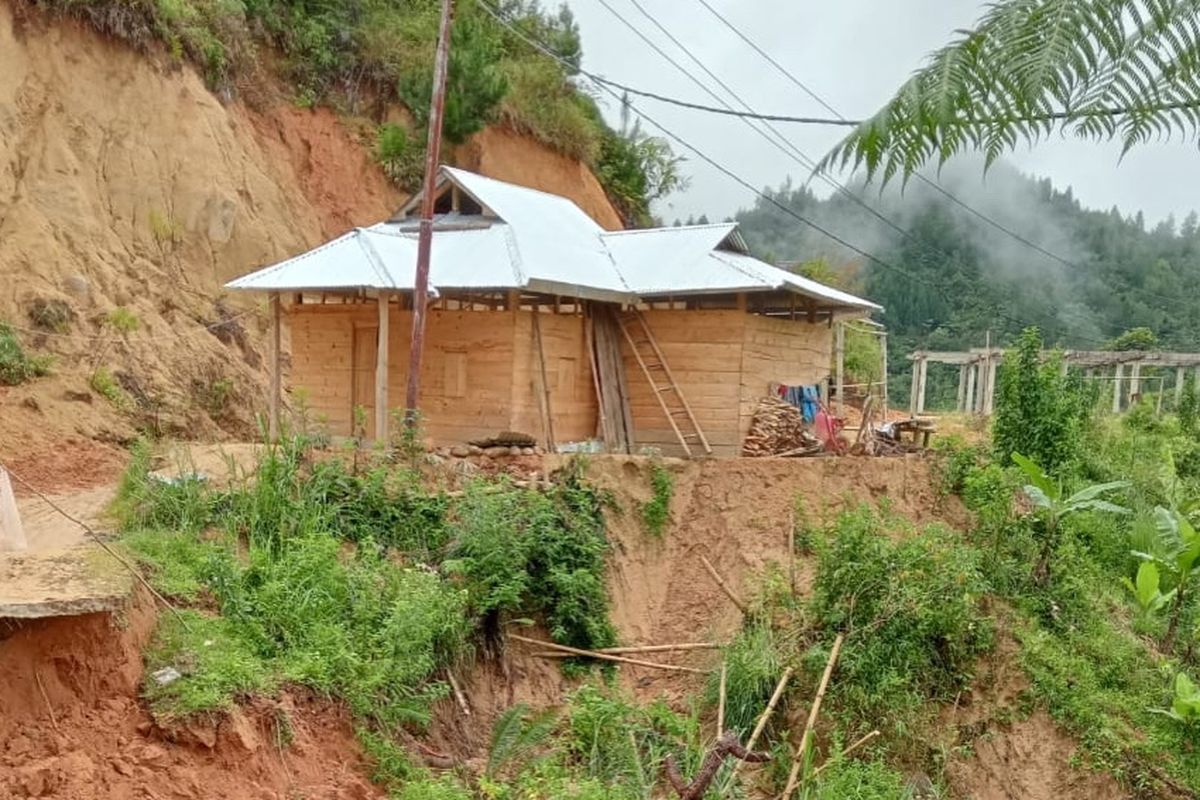 LONGSOR: Hujan deras yang melanda wilayah Tana Toraja sejak beberapa hari terakhir membuat sejumlah titik mengalami longsor di Kelurahan Kondodewata, Kecamatan Mappak, Tana Toraja, Sulawesi Selatan, Rabu (3/4/2024)