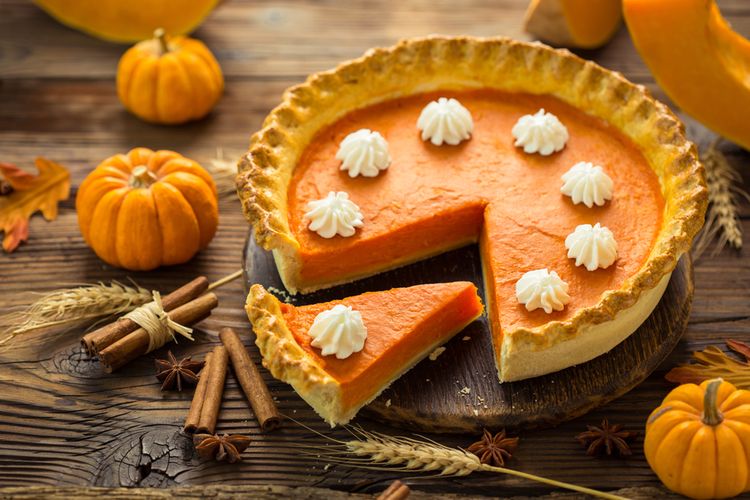Ilustrasi pumpkin pie atau pai labu yang populer saat Thanksgiving. 