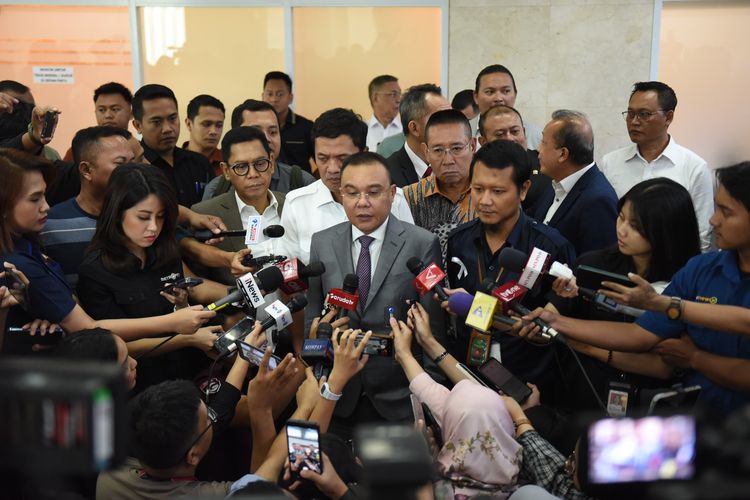 Wakil Ketua DPR RI Sufmi Dasco Ahmad saat memberikan keterangan kepada awak media menerima dari Audiensi Solidaritas Hakim Indonesia di Gedung Nusantara II, DPR RI, Senayan, Jakarta, Selasa (8/10/2024). 