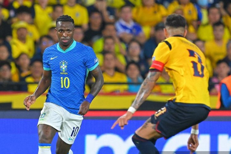 Vinicius Jr mengendalikan bola di hadapan bek Ekuador Piero Hincapie dalam pertandingan Kualifikasi Piala Dunia antara Ekuador vs Brasil di Stadion Monumental Banco Pichincha di Guayaquil, provinsi Guayas, Ekuador pada 5 Juni 2025. (Photo by Rodrigo BUENDIA / AFP)