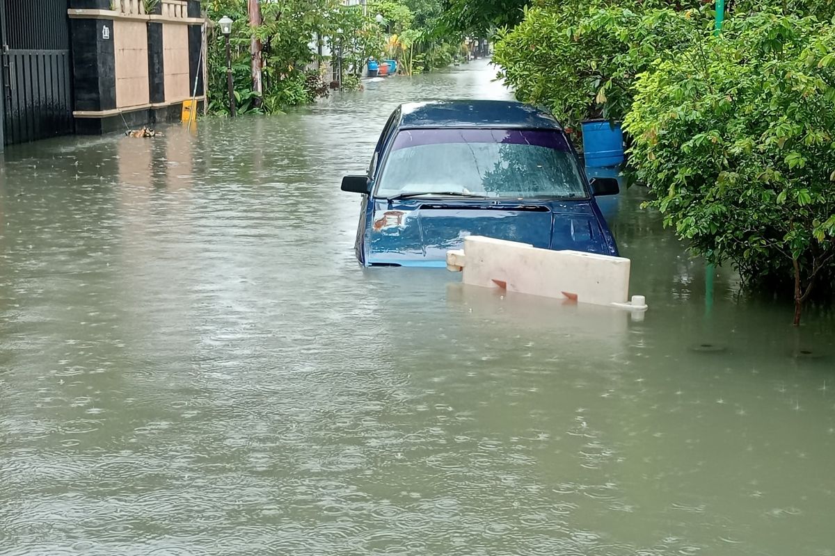 Hujan deras merendam Perumahan Tlogosari Kulon, Kecamatan Pedurungan, Kota Semarang, Jawa Tengah pada Kamis (6/2/2025). 