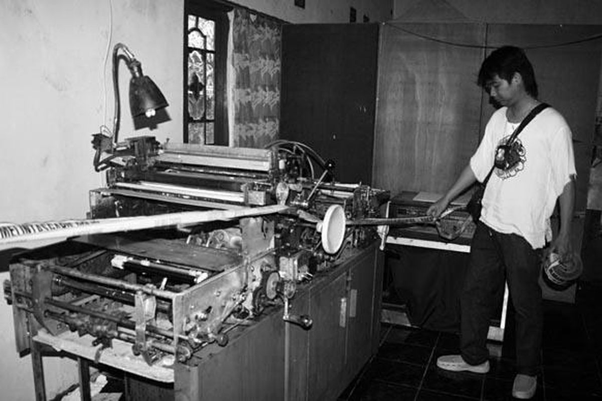 Garis polisi dipasang mengelilingi mesin pencetak uang palsu di sebuah rumah di Kampung Babakan, Desa Curugbitung, Kecamatan Curugbitung, Kabupaten Lebak, Banten, Minggu (17/4). Seorang tersangka yang diduga terlibat dalam kasus uang  palsu tersebut dibawa untuk diperiksa di Markas Kepolisian Daerah Banten.