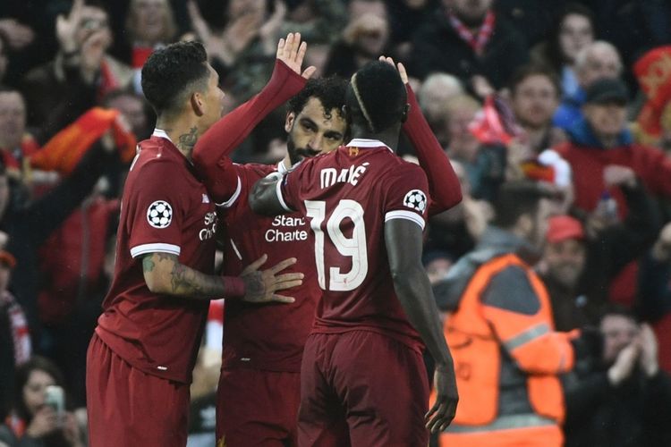 Trio penyerang Liverpool, Roberto Firmino, Sadio Mane, dan Mohamed Salah merayakan gol timnya ke gawang AS Roma pada laga semifinal Liga Champions di Stadion Anfield, Selasa 924/4/2018).