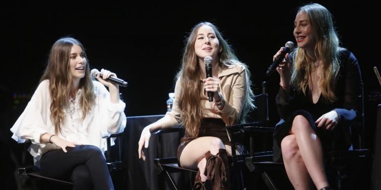 Alana Haim, Danielle Haim, dan Este Haim (dari kiri ke kanan), dari band Haim, tampil dalam acara HAIM Talks With Kelefa Sanneh pada The New Yorker Festival 2015 di Gramercy Theatre, New York City, AS, pada 2 Oktober 2015 waktu setempat.